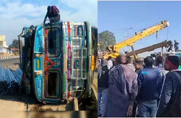 राजस्थान-जयपुर में दिल्ली हाईवे पर ट्रक पलटा, दो लोगों के दबने की आशंका