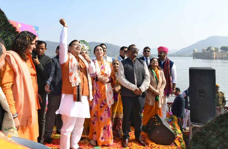 राजस्थान-मुख्यमंत्री ने जल महल की पाल में उड़ाई पतंग और किया गौपूजन, कर्मशील एवं दानशील बनने का दिया संदेश