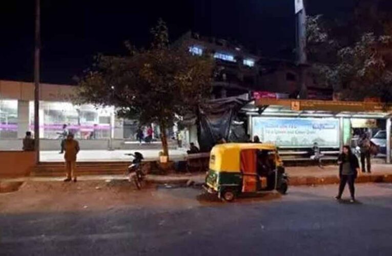 बेंगलुरु में बस का इंतजार कर रही महिला से सामूहिक बलात्कार और लूट