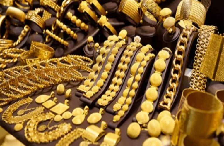 साल के पहले दिन सर्राफा बाजारों में सोने-चांदी की चमक बढ़ गई, चांदी के गिरे भाव