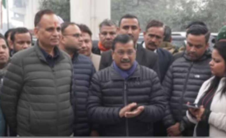 अगर दिल्ली के झुग्गीवालों ने भाजपा को वोट दे दिया, तो ऐसा करके आप लोग अपनी आत्महत्या पर साइन कर दोगे: केजरीवाल