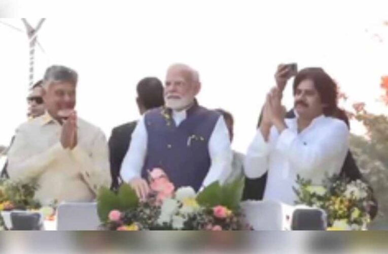 पीएम मोदी विशाखापत्तनम पहुंचे, इस दौरान सीएम एन चंद्रबाबू नायडू और डिप्टी सीएम पवन कल्याण के साथ रोड शो में हिस्सा लिया