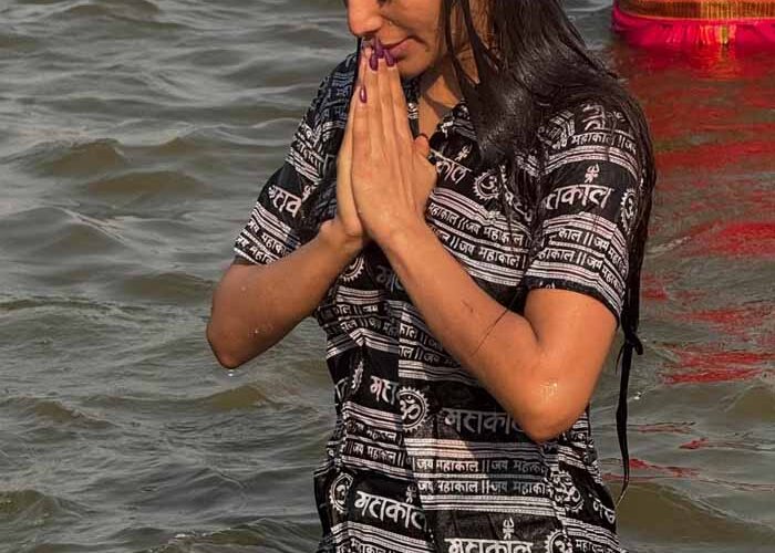 पूनम पांडे ने प्रयागराज के महाकुंभ में आध्यात्म की डुबकी लगाई, फैंस ने इन तस्वीरों पर अलग-अलग कमेंट्स दिए