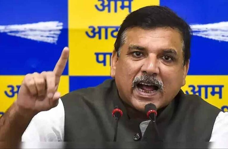 संजय सिंह बोले – DM को सम्मानित महसूस करना चाहिए कि हम उनके दफ्तर गए
