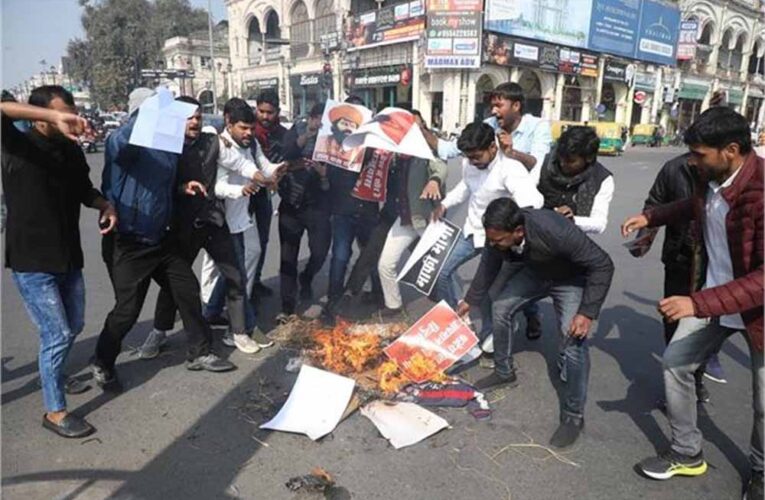 सपा संरक्षक मुलायम सिंह यादव की प्रतिमा का मामला तूल पकड़ रहा, महंत राजू दास का पुतला फूंका