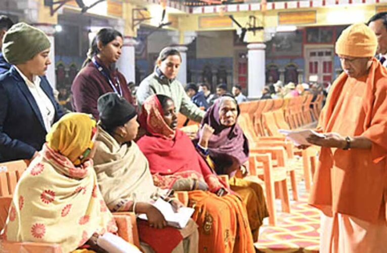 गोरखपुर में कड़ाके की ठंड के बावजूद सीएम योगी ने जनता दर्शन में पहुंचे लोगों से मुलाकात का सुनी समस्याएं