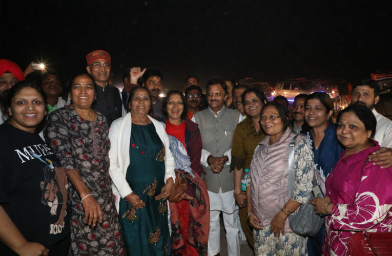 उप मुख्यमंत्री शुक्ल ने रीवा बायपास पर प्रयागराज महाकुंभ के श्रद्धालुओं से की भेंट