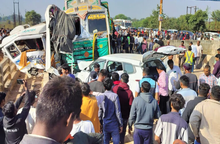 प्रयागराज महाकुंभ से लौट रही ट्रैवलर को ट्रक ने मारी टक्कर, सात लोगों की मौत, पुल की रेलिंग से पिचक गई गाड़ी