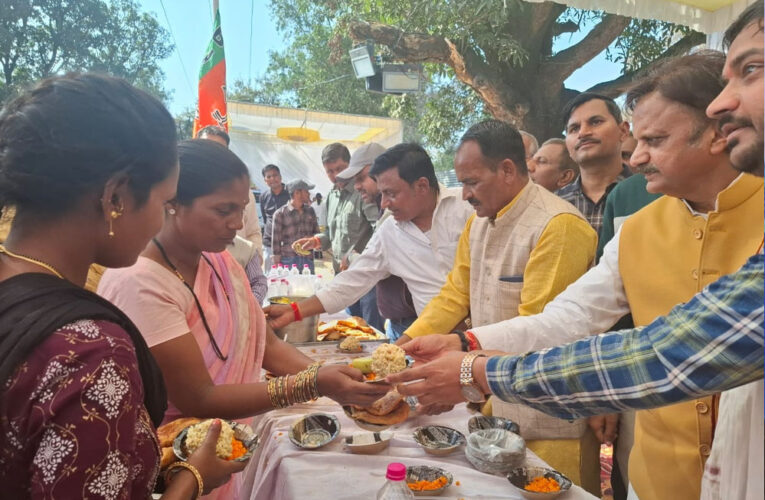उप मुख्यमंत्री शुक्ल ने महाकुंभ तीर्थ यात्रियों को भोजन और पानी का किया वितरण
