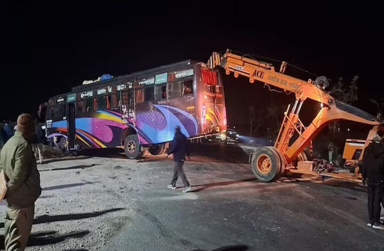 प्रयागराज में भीषण हादसा, बोलेरो और बस की टक्कर में 10 की मौत, 19 घायल