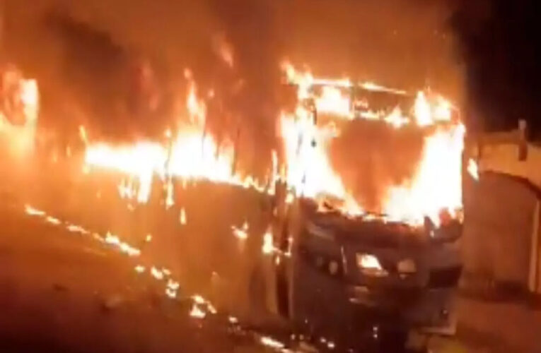 सिंगरौली में सड़क दुर्घटना के बाद बवाल, गुस्साई भीड़ ने 11 वाहन फूंके, कई पुलिसवाले घायल