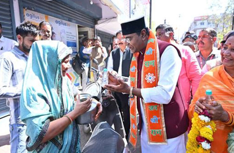 मंत्री विश्वास कैलाश सारंग की अनूठी पहल : प्रयागराज गंगाजल वितरण का किया शुभारंभ