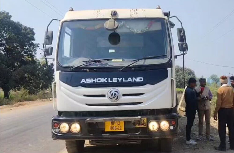 रीवा जिले में भीषण सड़क हादसा, ट्रक ने दो बाइक सवारों को कुचला, 4 लोगों की मौत