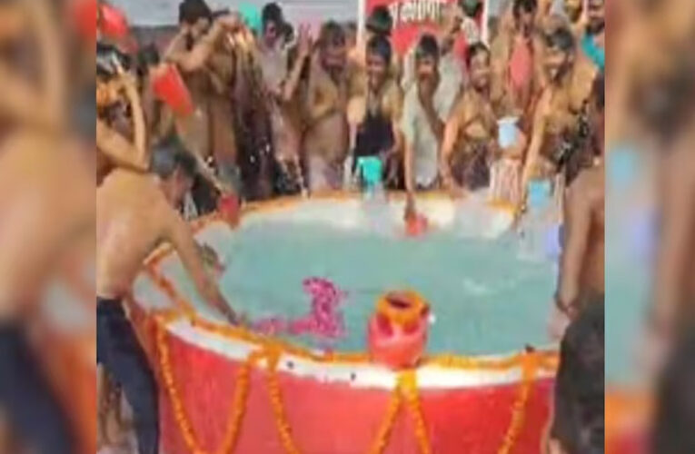 प्रयागराज : संगम काआया पानी, उन्नाव जेल में पवित्र स्नान का हुआ जुगाड़, कैदियों ने लगाई डुबकी
