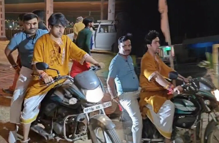 बाबा बागेश्वर धीरेंद्र शास्त्री आधी रात को बाइक से घूमते दिखे,  बुंदेलखंड महाकुंभ की व्यवस्थाओं का जायजा लिया