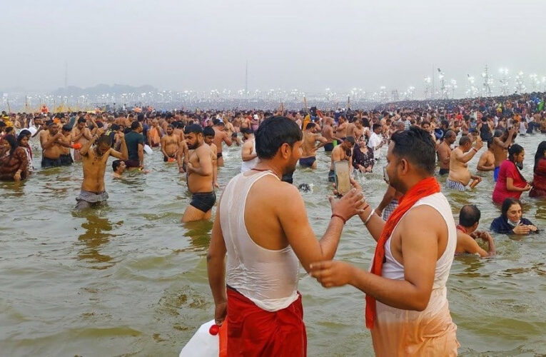 महाकुंभ के समापन के बाद भी संगम पर भीड़, दूर-दूर से श्रद्धालु आ रहे प्रयागराज