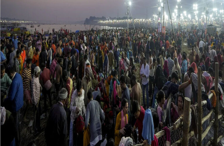 प्रयागराज महाकुंभ में बसंत पंचमी पर उमड़ी श्रद्धालुओं की भीड़, सुबह 8 बजे तक 62 लाख ने लगाई पुण्य की डुबकी