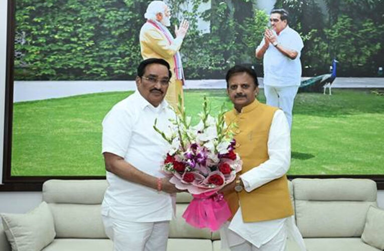 केंद्रीय जल शक्ति मंत्री पाटिल से उपमुख्यमंत्री शुक्ल ने की सौजन्य भेंट