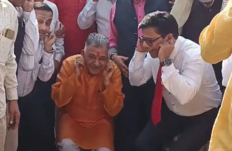 उच्च शिक्षा मंत्री इंदर सिंह परमार ने कान पकड़कर लगाई उठक बैठक, जाने क्या है मामला
