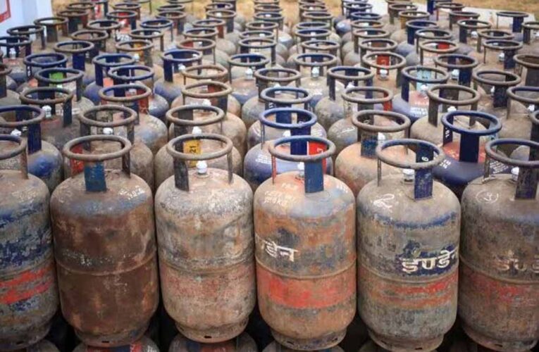 महीने के पहले दिन ऑयल मार्केटिंग कंपनियों ने LPG सिलेंडर की कीमतों में कटौती का तोहफा दिया