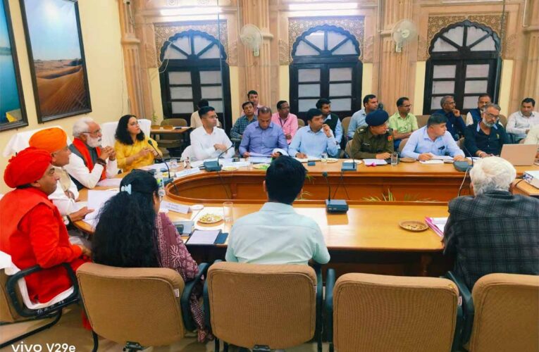 जयपुर में प्रभारी मंत्री बिश्नोई ने ली जिला अधिकारियों की बैठक