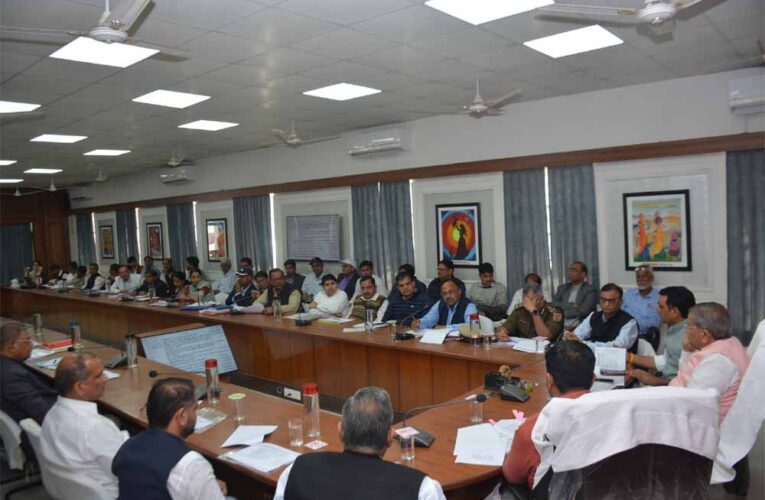 प्रभारी मंत्री ने बजट घोषणाओं को लेकर जिला स्तरीय अधिकारियों की ली बैठक