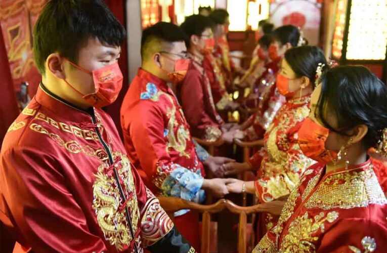 चीन में शादियों की संख्या में लगातार हो रही कम, बढ़ती बुजुर्ग आबादी से निपट ही नहीं पा रहा चीन, सारी कोशिशें फेल