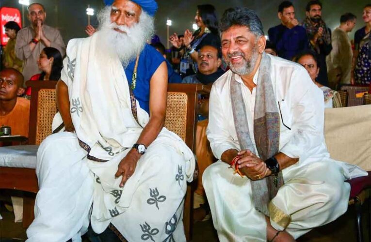 डीके शिवकुमार ईशा फाउंडेशन के कार्यक्रम में शामिल हुए और सद्गुरु जग्गी वासुदेव से की मुलाकात, मचा तहलका