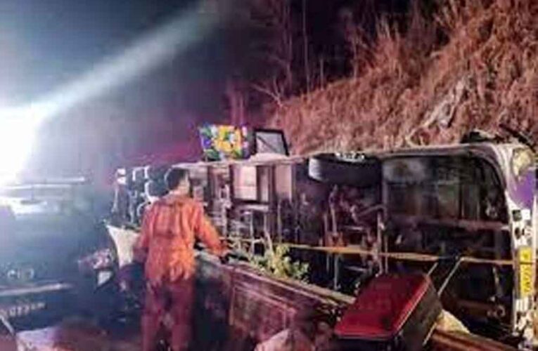 पूर्वी थाईलैंड में एक चार्टर्ड बस अनियंत्रित होकर पलटी, दुर्घटना में 18 लोगों की मौत, 31 घायल