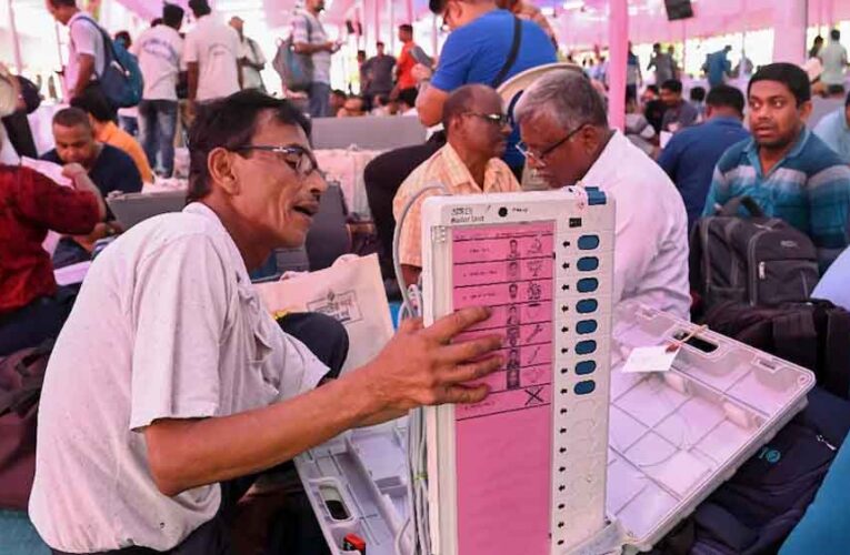 सुप्रीम कोर्ट ने चुनाव आयोग को दिए निर्देश, नहीं मिटाए EVM का डेटा
