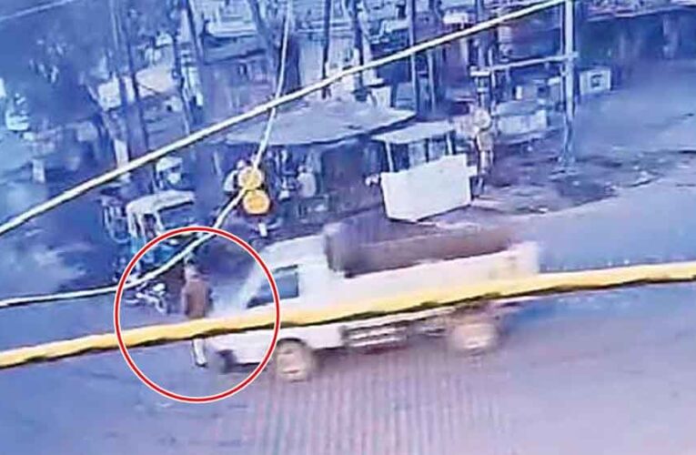 गलत दिशा में चल रहे तेज रफ्तार लोडिंग चालक ने सड़क पर तांडव मचाया, हवलदार को 25 फीट घसीटा