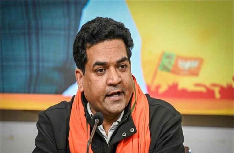 मंत्री कपिल मिश्रा ने पूर्ववर्ती आप पार्टी सरकार पर निशाना साधते हुए आरोप लगाया, सड़कों की हालत खराब