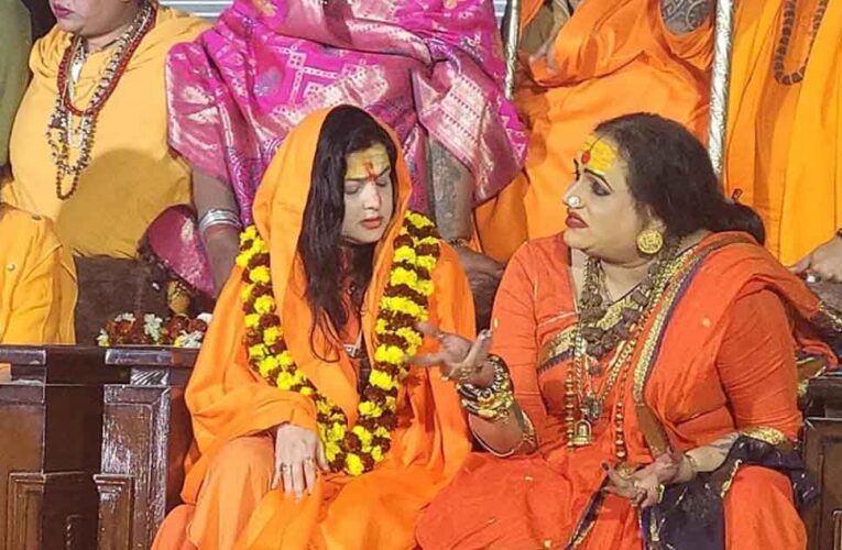 अब महामंडलेश्वर डॉ. लक्ष्मीनारायण त्रिपाठी ने बताया-ममता कुलकर्णी किसी पद से इस्तीफा नहीं दे रही