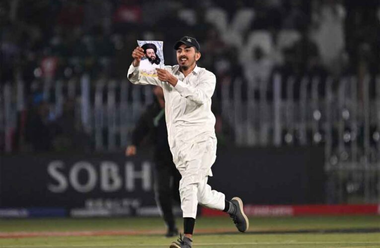 पाकिस्तान में सहम गए न्यूजीलैंड के खिलाड़ी, तहरीक-ए-लब्बैक के लीडर की फोटो लेकर मैदान पर पहुंचा शख्स