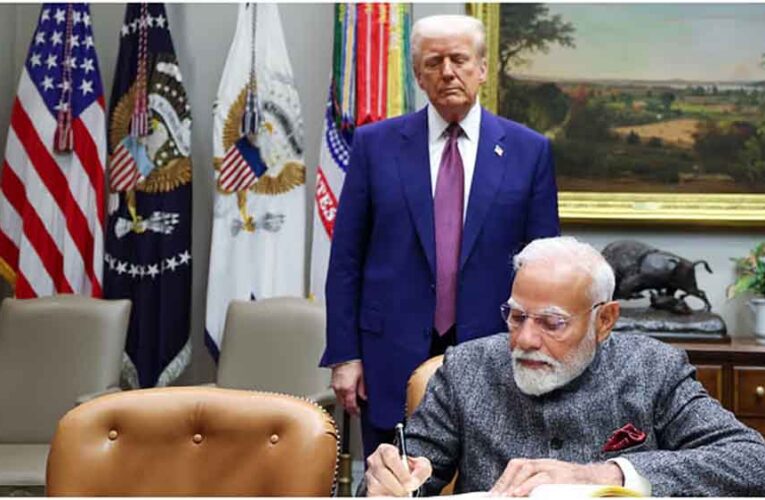 ट्रंप ने वाशिंगटन डीसी स्थित व्हाइट हाउस में पीएम मोदी से मुलाकात के दौरान उन्हें ‘अवर जर्नी टुगेदर’ पुस्तक भेंट की