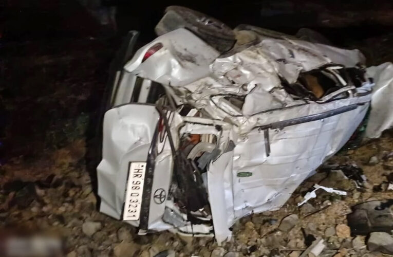 मंदसौर में एक्सप्रेस वे पर भीषण हादसा… रेलिंग से टकराकर उछली फॉच्यूर्नर कार, तीन की मौत