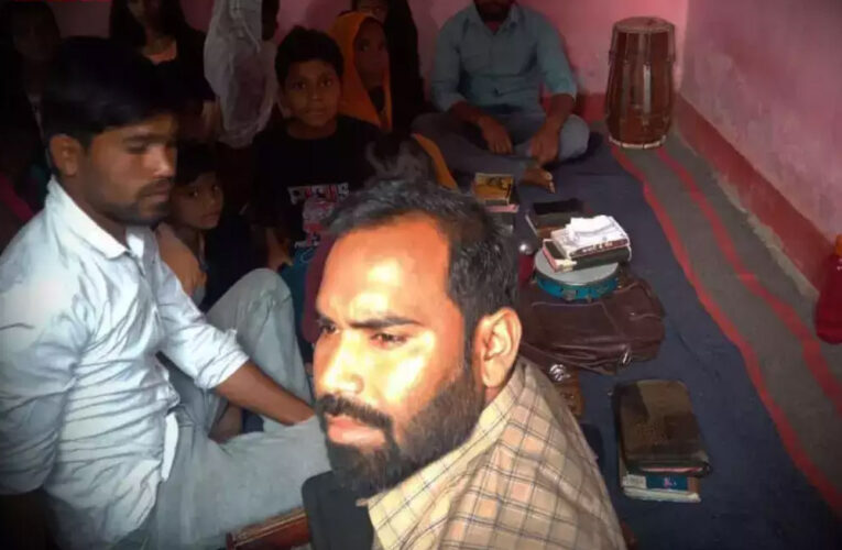 सिंगरौली में सरकारी शिक्षक करवा रहा धर्मांतरण, कमरे के अंदर घुसी पुलिस तो भीड़ देखकर सन्न