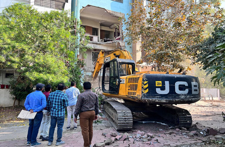 इंदौर के धार कोठी क्षेत्र में नगर निगम ने गुरुवार सुबह अवैध निर्माण हटाया,आवासीय प्लाॅट पर खोल ली थी दुकान