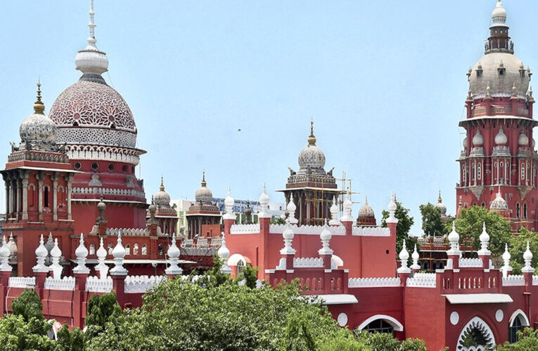 HC ने खारिज कर दी पति की तलाक की अर्जी, अकेले में पोर्न देखती थी पत्नी, हस्तमैथुन की भी आदत