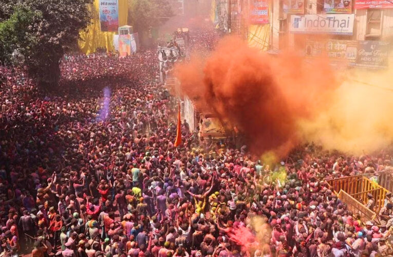 इंदौर :रंगपंचमी पर गेर देखने राजवाड़ा पहुंचे 100 लोगों के गले से सोने की चेन गायब