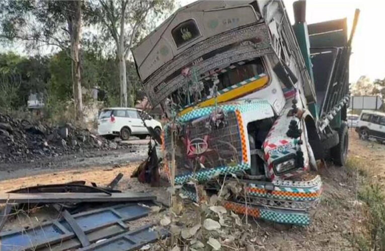 सेहतगंज में स्कार्पियो और ट्रक जोरदार टक्कर, ट्रक के हुए दो टुकड़े, 5 की हालत गंभीर