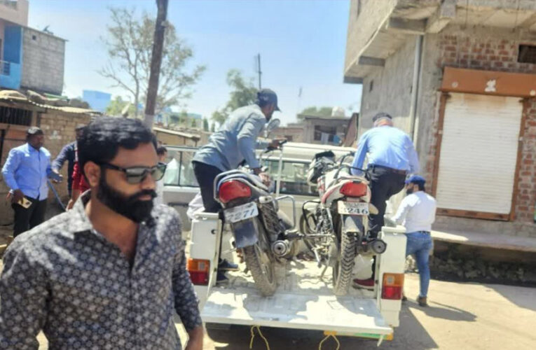 बिजली विभाग की टीम ने बकायादारों के घर से बाइक समेत अन्य उपकरण की जब्त