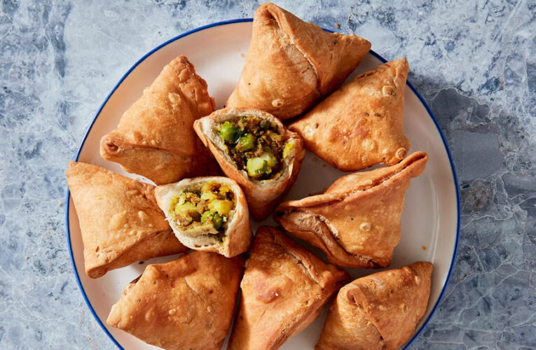 हलवाई जैसे Khasta समोसे घर पर बनाये, अपनाएं ये कमाल के टिप्स