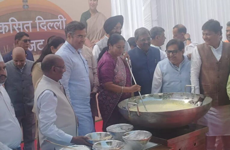 दिल्ली में बजट से पहले खीर सेरेमनी…  CM रेखा गुप्ता ने भगवान राम को लगाया भोग
