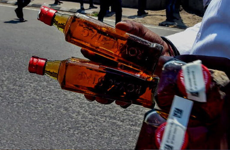 नोएडा में शराब पर भारी डिस्काउंट ! एक पर एक बोतल मुफ्त; ठेकों पर लंबी लाइनें