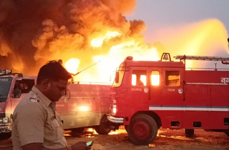 मंदसौर में भीषण आग, आसपास के गांवों में अलर्ट, जल जीवन मिशन के पाइप खाक