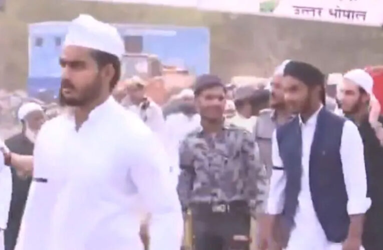 भोपाल में ईदगाह के बाहर मुस्लिम युवा फिलिस्तीन के समर्थन में बैनर लेकर खड़े नजर आए