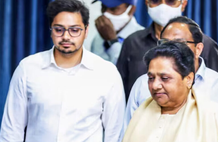 BSP प्रमुख मायावती ने भतीजे आकाश आनंद को पार्टी से बाहर निकला