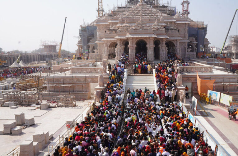 राम मंदिर के मुख्यद्वार पर लाखों जूते-चप्पल का लगा अंबार, वापस लेने नहीं आ रहे लोग