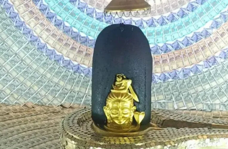 उज्जैन के बुद्धेश्वर महादेव मंदिर में 1.21 करोड़ के नोटों से की गई सजावट